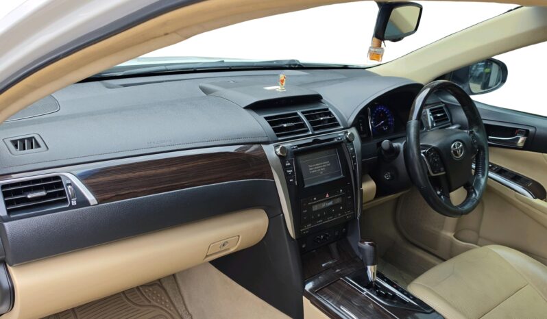 
								Toyota Camry Hybrid full									